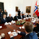 Kong Harald og President Komorowski i plenarsamtale sammen med delegasjonene. (Foto: Lise Åserud / NTB scanpix)